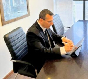 עו"ד אורי דלאל בחדר ישיבות, ייעוץ משפטי לנפגעי תאונות עבודה ונזקי גוף